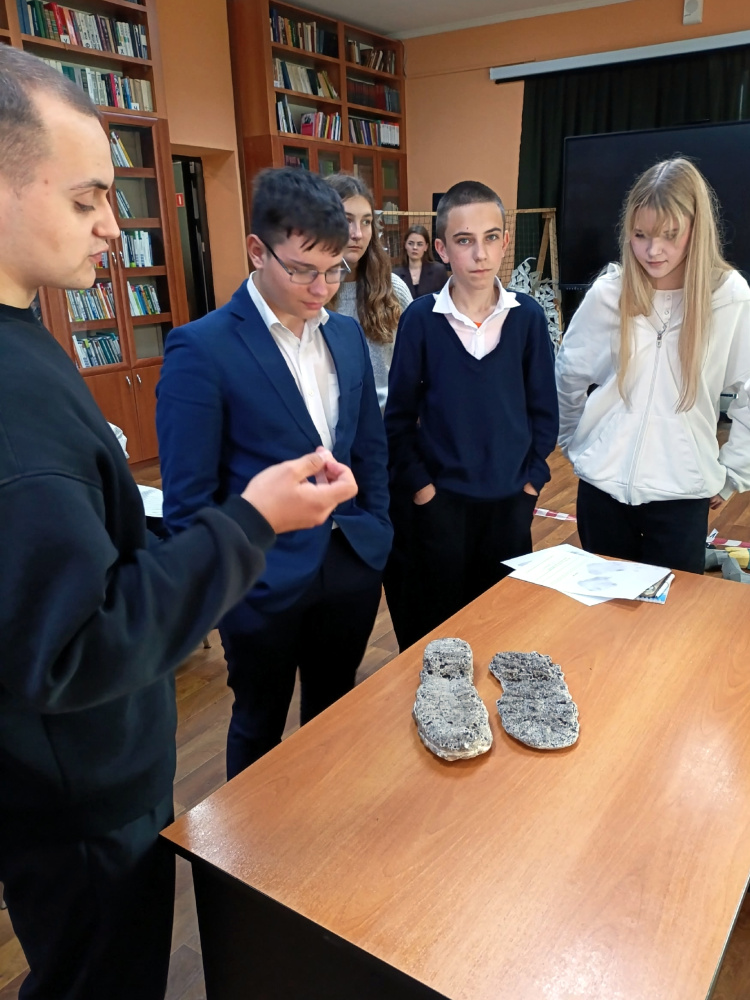 В библиотеке «МОСТ» подростки «попробовали себя» в роли экспертов-криминалистов
